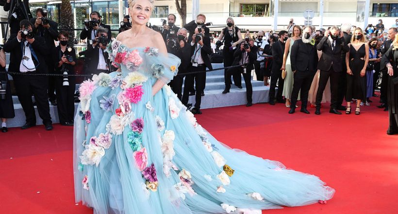 Sharon Stone mang cả “vườn hoa” lên thảm đỏ Cannes
