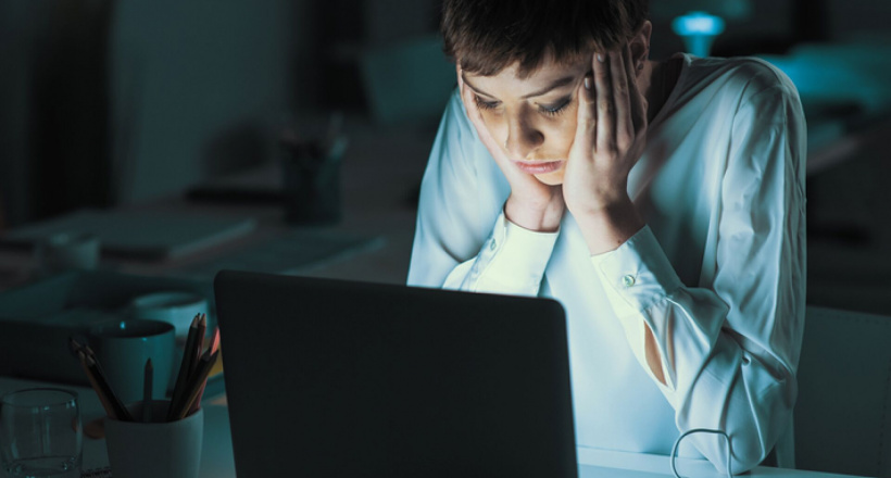 Tác động của ánh sáng xanh từ thiết bị điện tử đối với làn da