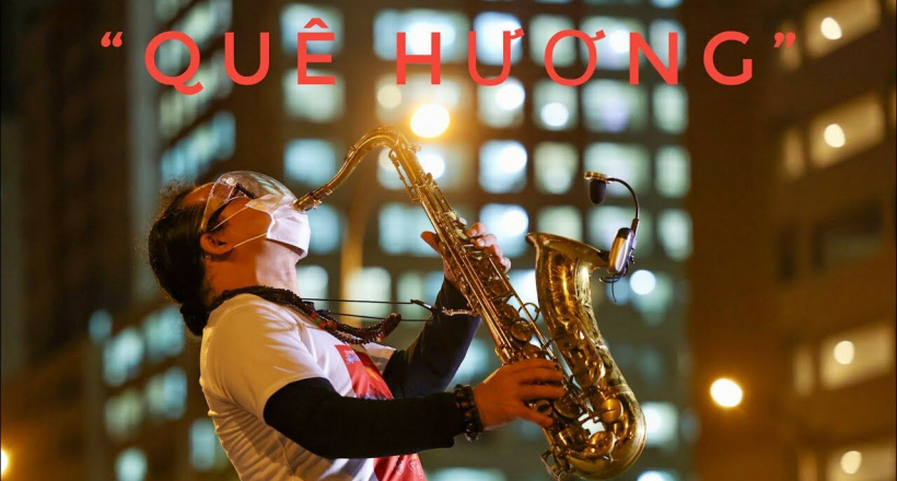 Nghệ sĩ Trần Mạnh Tuấn thổi saxophone tại bệnh viện dã chiến