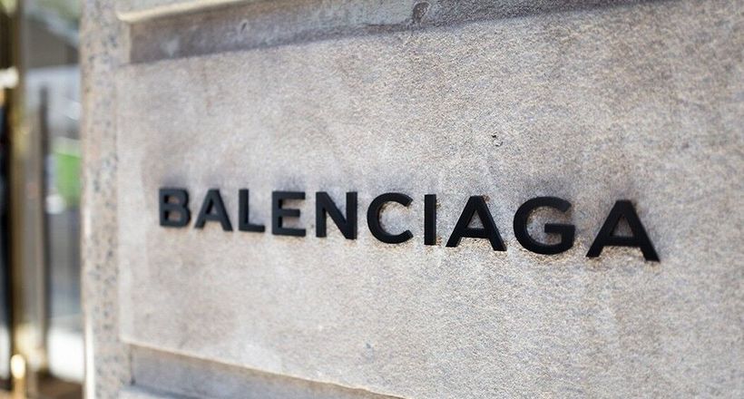 Balenciaga bất ngờ xóa sạch tất cả các kênh truyền thông xã hội