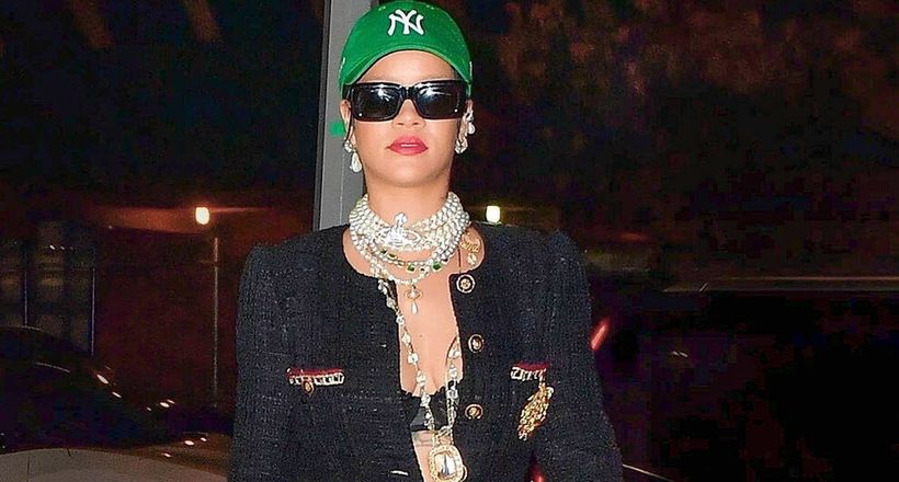 Những lần diện nguyên “cây” hàng hiệu xuống phố của Rihanna