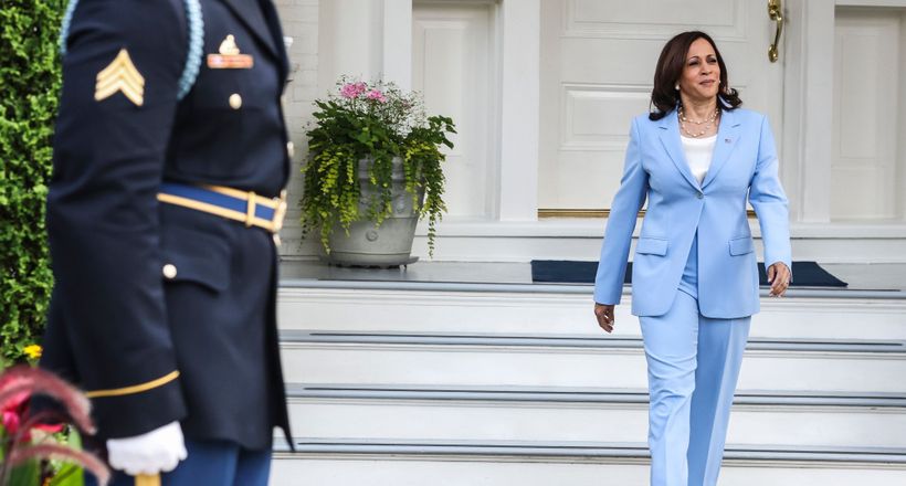 Phó tổng thống Mỹ Kamala Harris chuộng trang sức ngọc trai