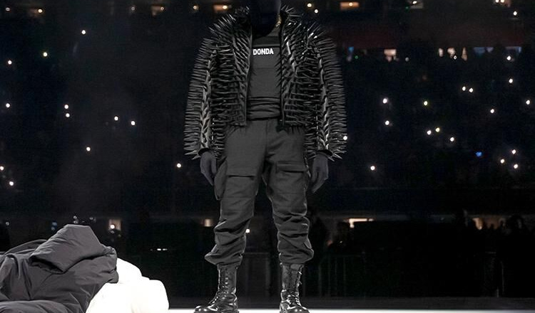 Bên cạnh album mới, Kanye West ra mắt các sản phẩm Merch cùng Balenciaga