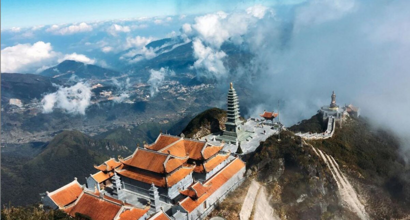 Những đỉnh núi linh thiêng nhất Việt Nam thu hút khách thập phương