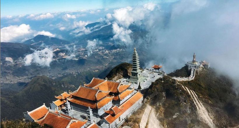 Những đỉnh núi linh thiêng nhất Việt Nam thu hút khách thập phương