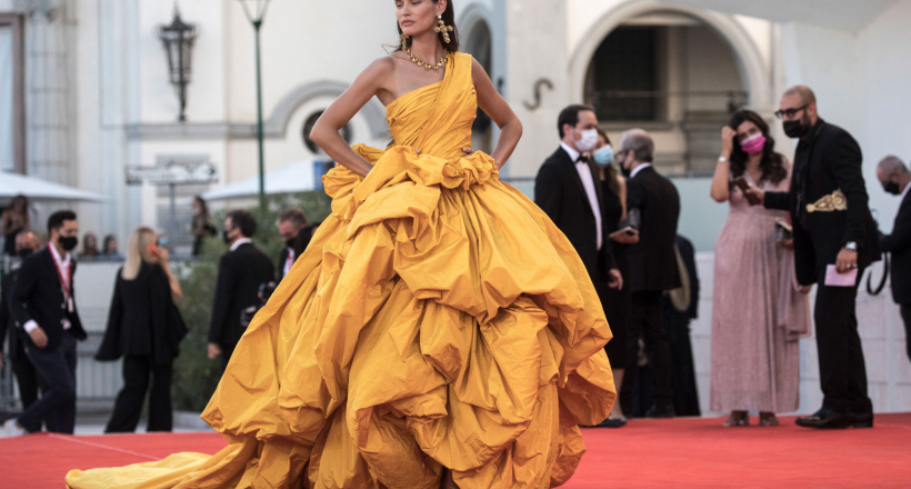 Những bộ cánh ấn tượng nhất LHP Venice 2021