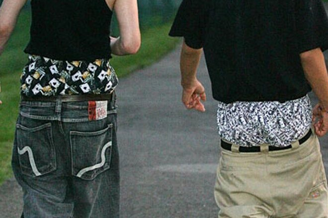 Balenciaga bị chỉ trích vì mẫu quần tụt mới