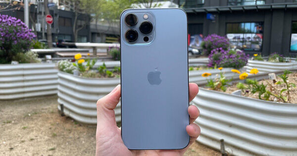 Đập hộp iPhone 13 Pro Max phiên bản màu Sierra Blue trong ngày mở bán