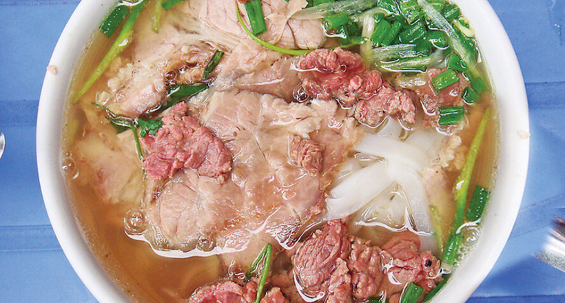 Cận cảnh tô phở ở khách sạn dát vàng hot nhất Việt Nam