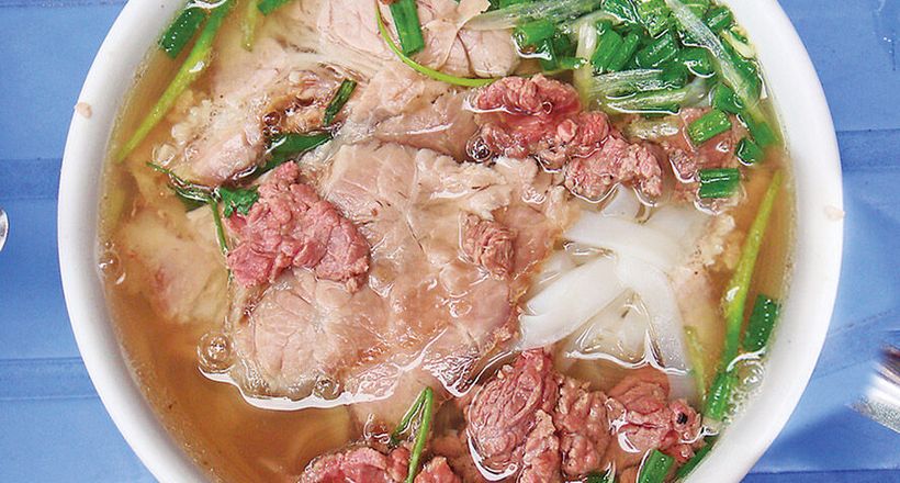 Cận cảnh tô phở ở khách sạn dát vàng hot nhất Việt Nam