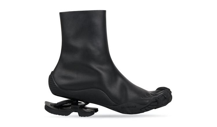 “Đứng hình” với đôi boots ngón chân 36 triệu VNĐ của Balenciaga
