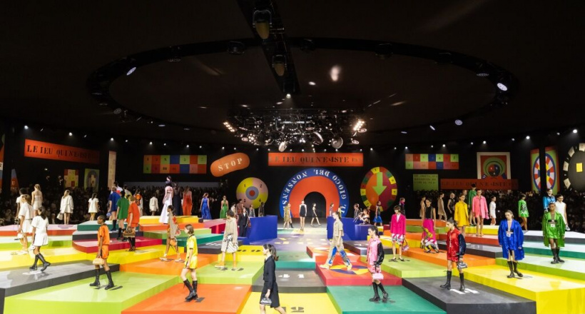 Dior Xuân Hè 2022 - Một bàn board game đầy màu sắc của những năm 1960s