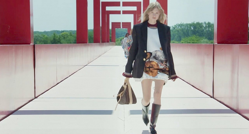 Louis Vuitton- Cruise 2022: Đắm chìm vào vũ trụ và thiên hà bao la