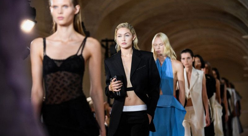 Victoria Beckham Xuân/Hè 2023: Thời trang đơn giản đồng điệu