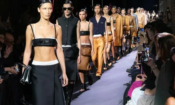 BST Miu Miu Xuân Hè 2023 mang đến sản phẩm của các thế hệ kỹ thuật số