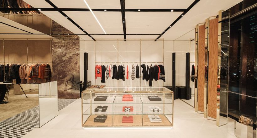 Burberry mới khai trương ở HCM thu hút dàn fashionista check-in rầm rộ