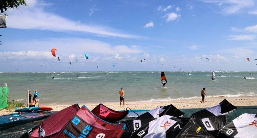 Những màn biểu diễn lướt ván diều mãn nhãn trên biển Ninh Thuận