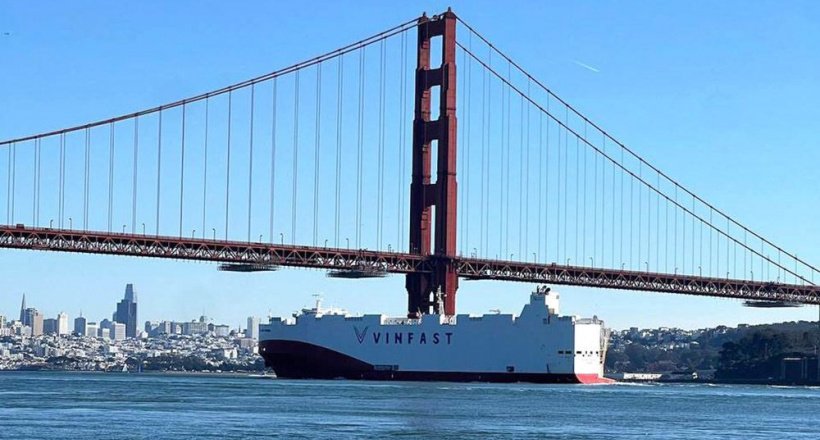 Tàu chở 999 xe VinFast VF 8 qua khu vực cầu Cổng Vàng chuẩn bị cập bến California
