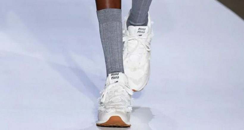 Miu Miu x New Balance 574: Cú bắt tay "Hồi sinh đôi giày huyền thoại"
