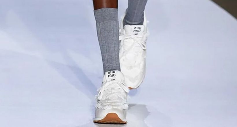 Miu Miu x New Balance 574: Cú bắt tay "Hồi sinh đôi giày huyền thoại"