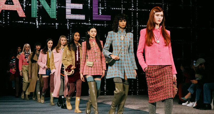 Chanel - Thu Đông 2022: Đôi ủng cao su lấy cảm hứng từ hoàng gia Anh