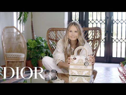 Có gì bên trong chiếc túi Lady Dior của Elle Macpherson ?