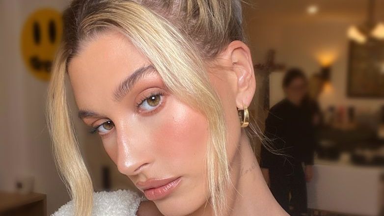 Hailey Bieber chia sẻ bí quyết để “toả sáng” mỗi ngày