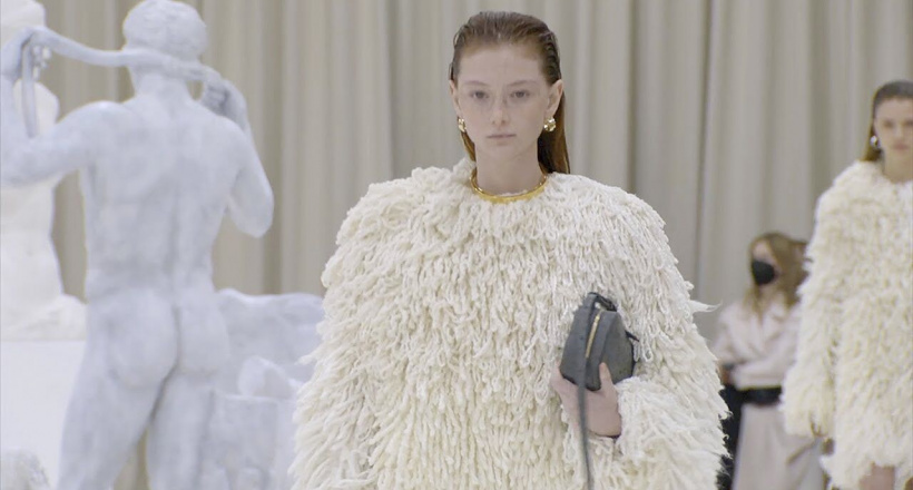 BST Thu Đông 2022 - Jil Sander: Sân khấu cho người phụ nữ trưởng thành