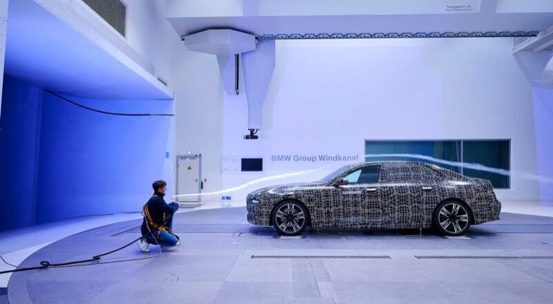 BMW i7 xDrive60 có thể di chuyển tới 800 km mỗi lần sạc