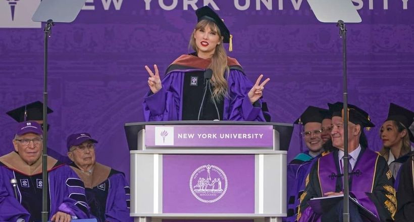 Taylor Swift mặc lại áo tốt nghiệp, phát biểu tại Đại học New York