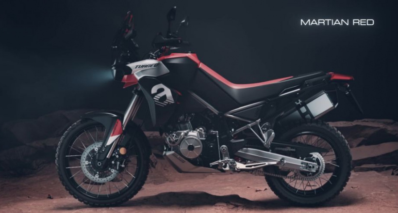 Aprilia Tuareg 660 2022 có giá 418 triệu đồng ngang một chiếc xe hơi