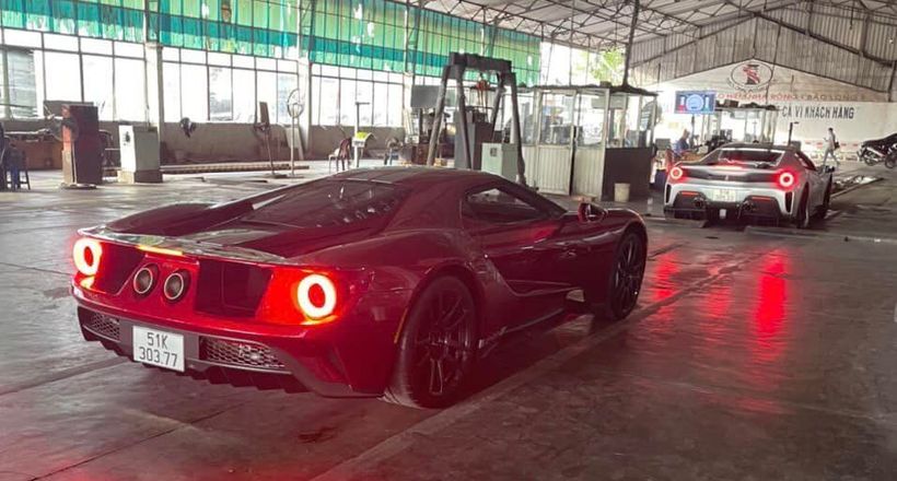 Bộ đôi Ferrari 488 Pista Spider và Ford GT được ra biển trắng