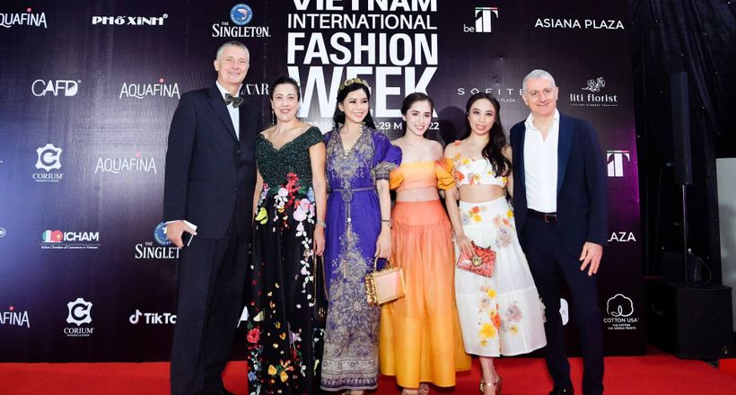 Doanh nhân Thuỷ Tiên cùng con gái xuất hiện tại Vietnam International Fashion Week