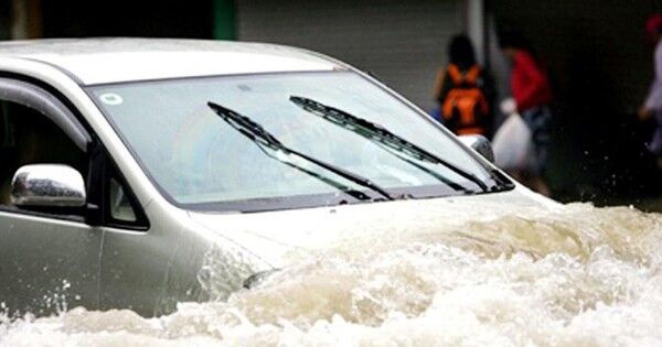 Những lưu ý khi lái ô tô vào mùa mưa lũ để đảm bảo an toàn