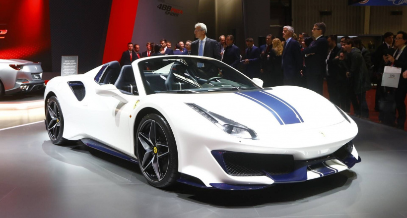 Sức mạnh cực khủng của siêu xe mui trần Ferrari 488 Pista Spider