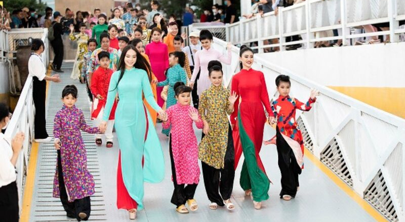 Walking On The River Fashion Show - 6 BST độc đáo từ các NTK Việt Nam