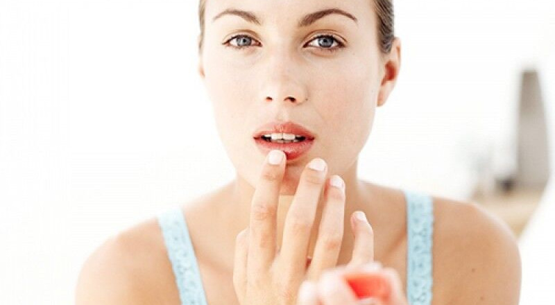 Thỏa sức vui hè, mách bạn cách "Cấp cứu" làn môi cháy nắng!