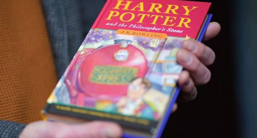 Tại sao cuốn truyện “Harry Potter và Hòn đá Phù Thuỷ” này lại có giá lên tới 5,8 tỷ đồng?