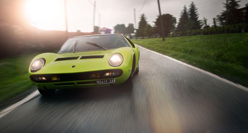 Lamborghini Miura mẫu xe đầu tiên được trang bị động cơ V12 đặt giữa