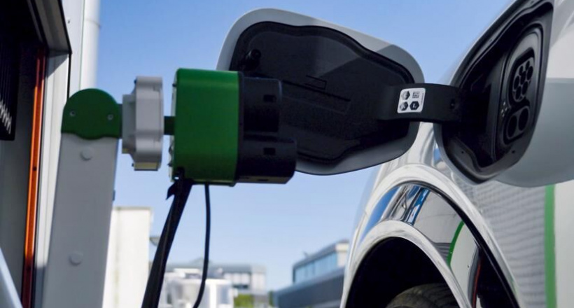 Ford phát triển trạm sạc robot tự cắm điện