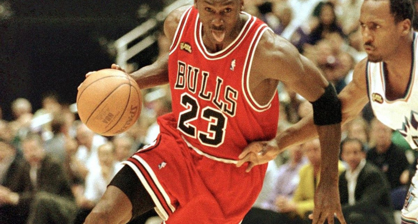 Chiếc áo thi đấu năm 1998 của Michael Jordan được đấu giá 117 tỷ đồng