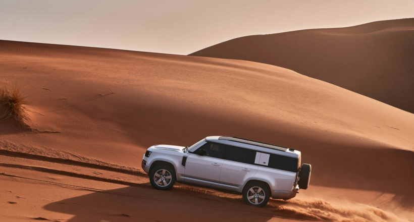 Land Rover Defender 130 có giá bán khởi điểm từ 5,779 tỷ đồng tại Việt Nam