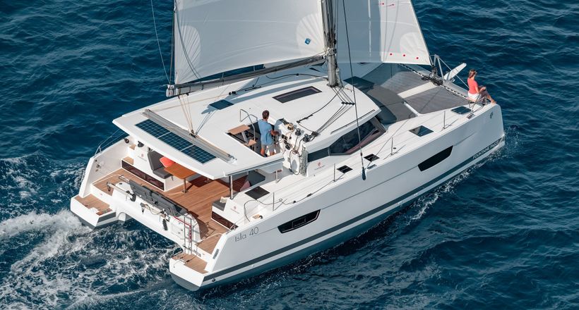 Thuyền buồm hai thân Catamaran Isla 40 đang là lựa chọn phổ biến cho giới mộ điệu
