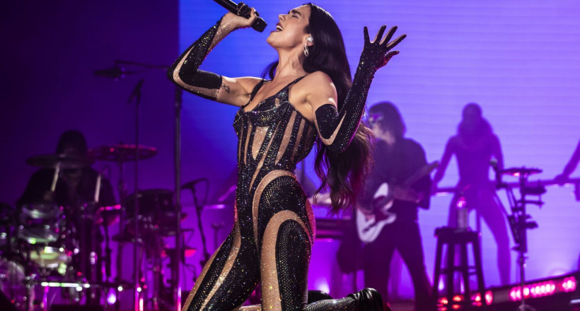 Dua Lipa đẳng cấp là khi biến mọi sàn diễn thành show thời trang của mình