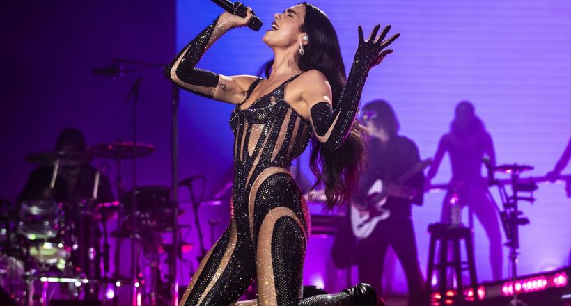 Dua Lipa đẳng cấp là khi biến mọi sàn diễn thành show thời trang của mình