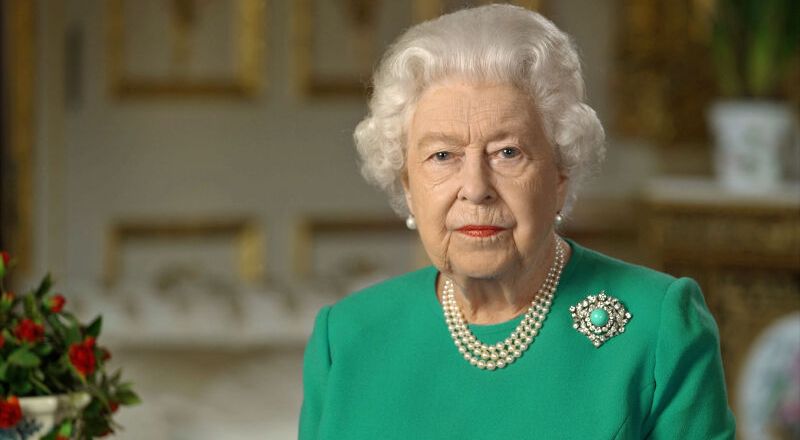 Nữ hoàng Elizabeth II và thẩm mỹ thời trang sang trọng đồng nhất