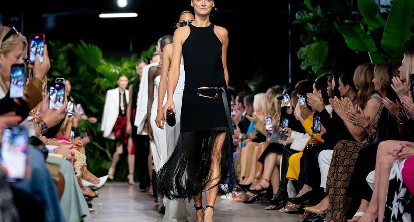 Bộ sưu tập Michael Kors SS23 phản chiếu hình ảnh thành thị tinh tế