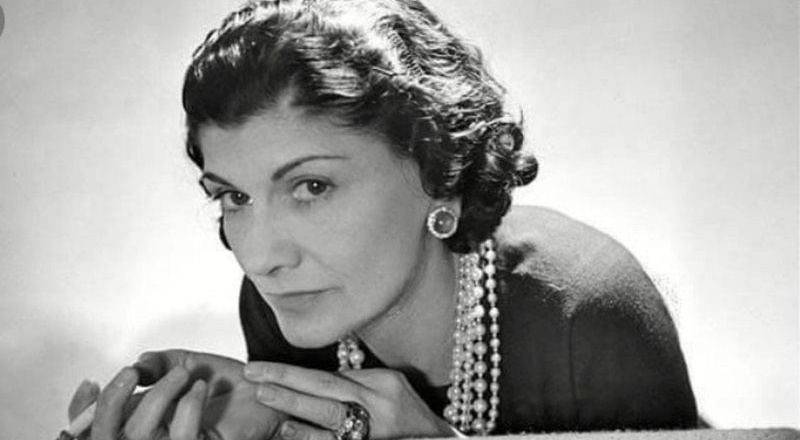 Coco Chanel - Từ cô bé mồ côi mẹ đến huyền thoại thời trang thế giới