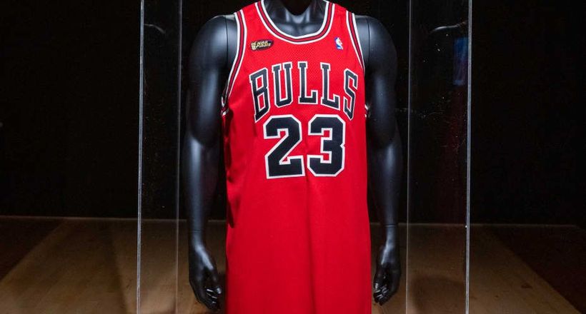 Chiếc áo thi đấu của huyền thoại Michael Jordan phá kỷ lục đấu giá với 10,1 triệu USD