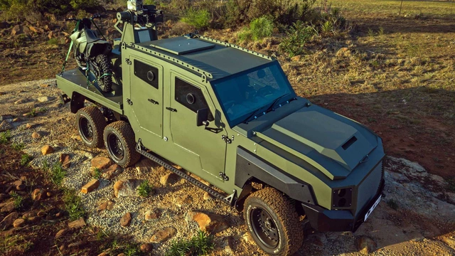 Toyota Land Cruiser độ 6 bánh, bọc thép ra mắt tại Nam Phi